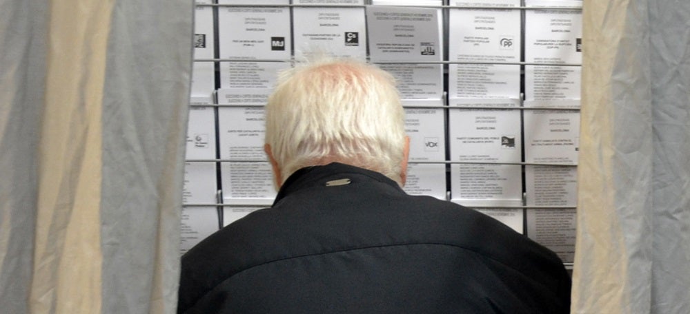 Foto portada: un votant a l'escola Pau Casals. Autor: J.d.A