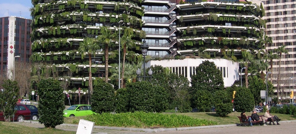 Façana verda a l'històric edifici de Banca Catalana a Barcelona, seu de Planeta.