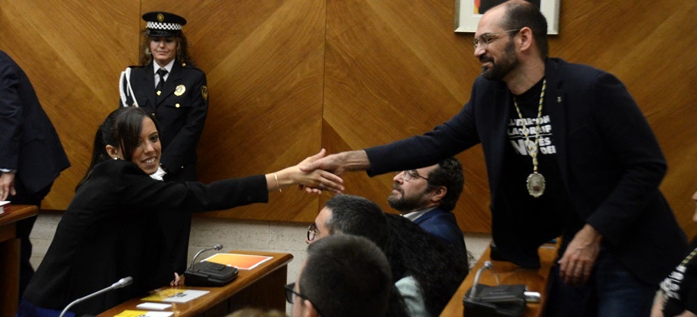 Farrés i Serracant, alcaldessa entrant i alcalde sortint. Autor. David B. 