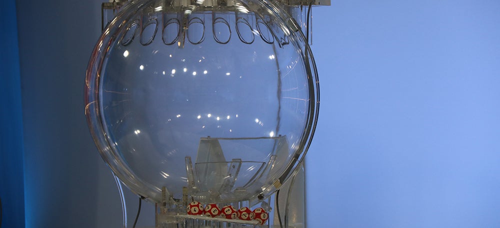 Pla general del bombo de La Grossa de Cap d'Any preparat per al sorteig. Imatge del dilluns 30 de desembre de 2019. (Horitzontal)