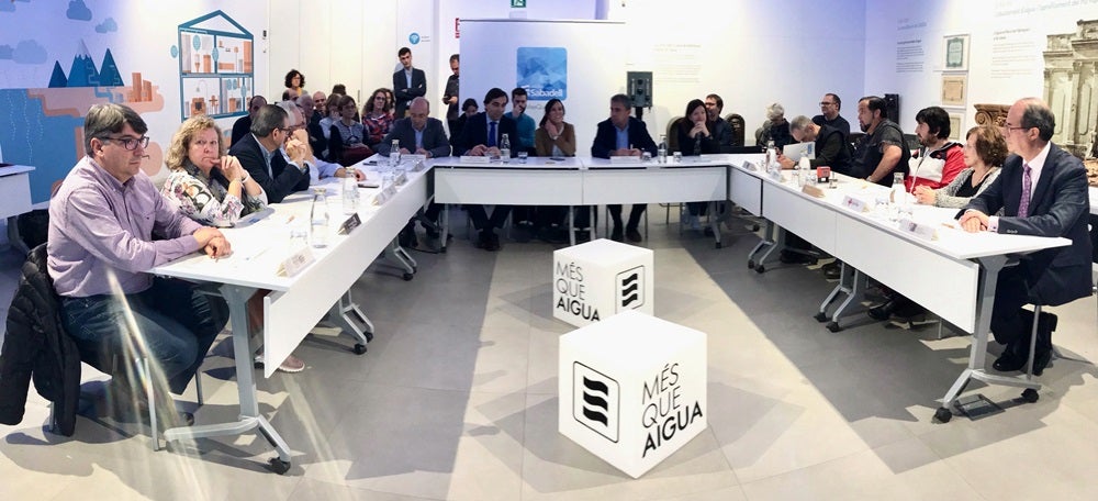 Foto portada: trobada per signar els convenis. Autor: Aigües Sabadell / cedida.