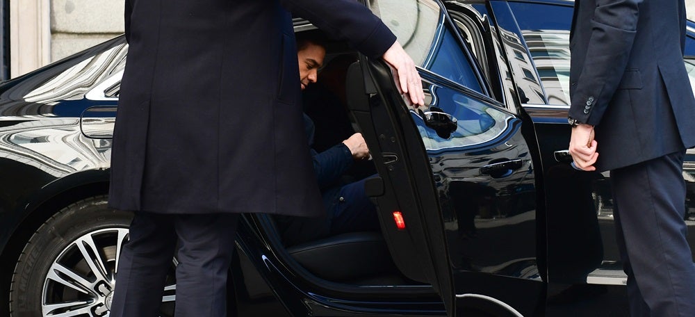 El president del govern espanyol en funcions i candidat a la investidura, Pedro Sánchez, dins del cotxe disposat a marxar del Congrés dels Diputats el 5 de gener del 2020. (Horitzontal)