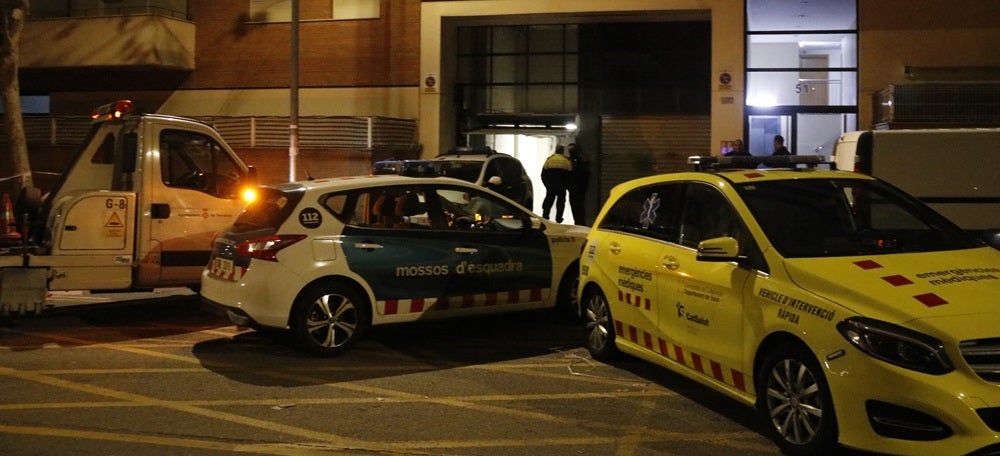 Pla general del dispositiu policial a Terrassa on un mosso ha assassinat la seva exparella, el 19 de gener del 2020. (Horitzontal)