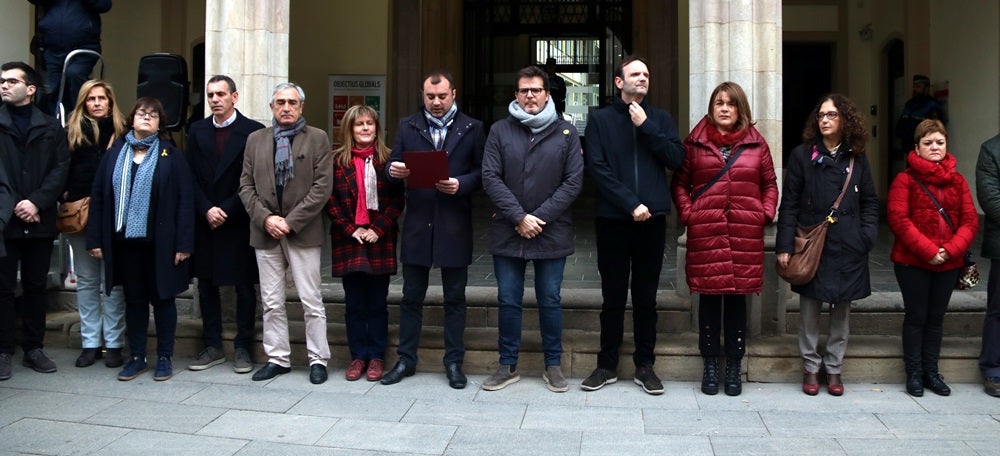 Pla general dels representants de diferents partits polítics a les portes de l'Ajuntament de Terrassa en la lectura del manifest en contra del feminicidi que ha patit la ciutat aquest dissabte, diumenge 19 de gener (horitzontal)