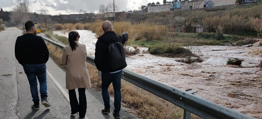 Foto portada: el tinent d'alcaldessa Jesús Rodríguez i l'alcaldessa, Marta Farrés, al riu Ripoll, aquest dijous al matí. Foto: @aj_sabadell via Twitter.