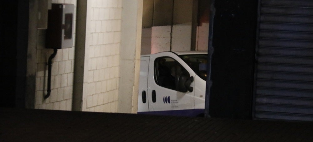 Pla detall de la furgoneta que s'ha endut els cossos de la noia assassinada a Terrassa i de la seva exparella, el 19 de gener del 2020. (Horitzontal)