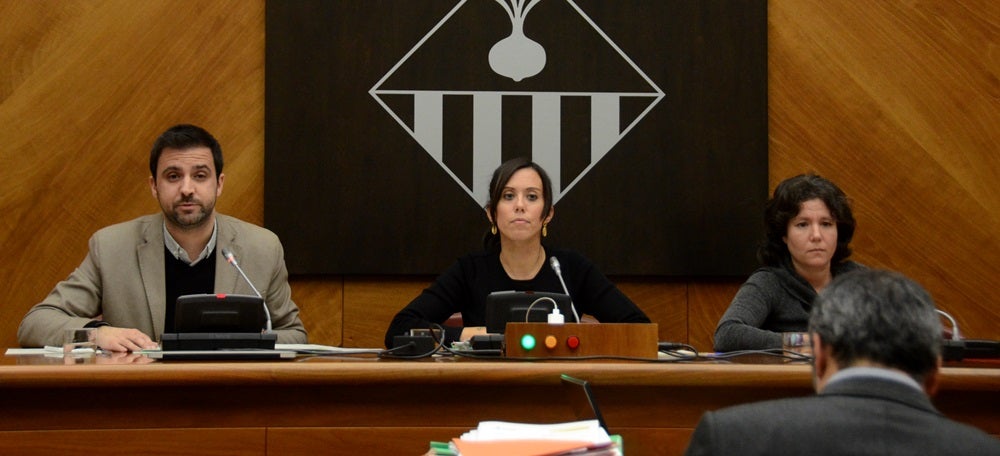 Pol Gibert, Marta Farrés i Marta Morell, al ple de dimarts. Autor: David B. 