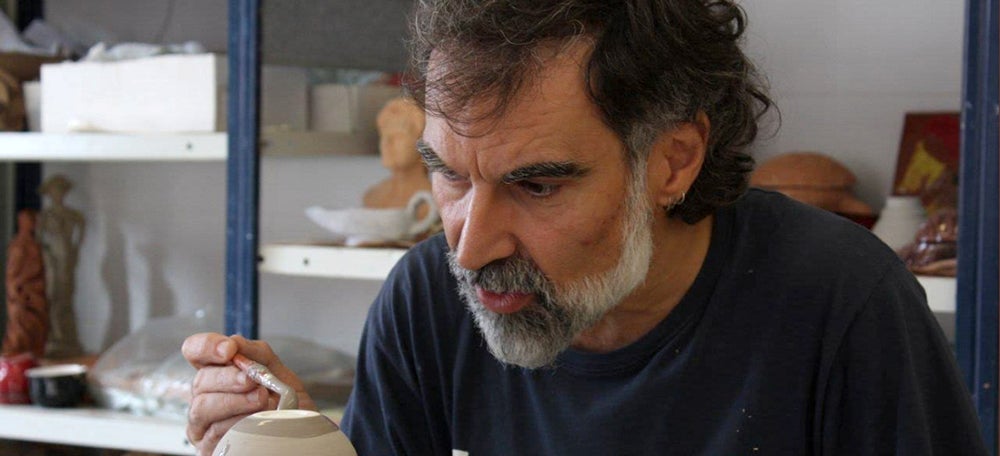 El líder d'Òmnium, Jordi Cuixart, pintant una peça de ceràmica en una imatge que ell mateix ha piulat per Twitter (horitzontal).