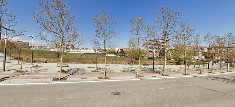 Foto portada: el solar on s'haurà de fer el pavelló dels Merinals - Can Gambús. Foto via Google Street View. 