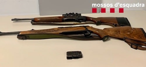 Foto portada: les dues armes llargues que portaven els caçadors. Autor: Mossos / cedida. 