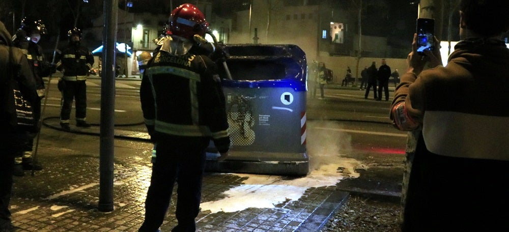 Bombers de Barcelona apagant un contenidor que ha cremat on Meridiana Resisteix fa el tall; just abans, alguns manifestants independentistes havien intentat apagar el foc. 16 de febrer del 2020. (Horitzontal)