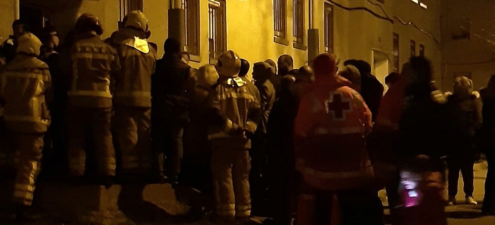 Foto portada: bombers i veïns, aquest dimecres a la nit als Merinals. Foto: @CreuRojaSBD via Twitter. 