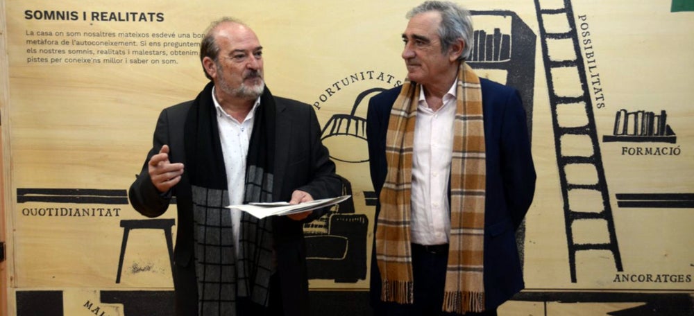 Foto portada: El regidor d'Educació Manuel Robles i el diputat d'Educació Alfredo Vega, en la presentació de l'exposició. Autor: David B.
