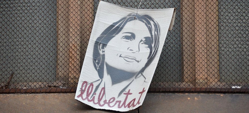 Cartell de Carme Forcadell a una finestra de l'esglèsia Sant Fèlix. Autor: David B.