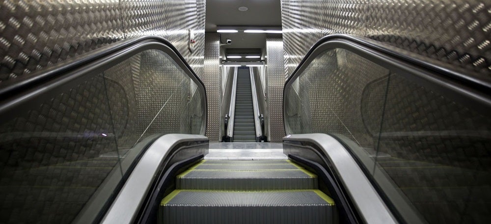Foto portada: escales de l’estació Passeig de la Plaça Major de FGC. Autor: David B.
