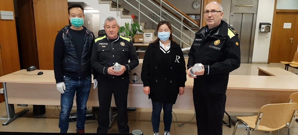 Foto portada: dos membres de la comunitat xinesa, i comandaments de la Policia Municipal. El segon per l'esquerra és l'Intendent Major, Joan Antoni Quesada. Autor: @policiaSabadell via Twitter. 