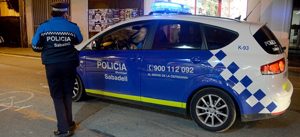 Foto portada: agents de la policia, a la nit. Autor: David B. 