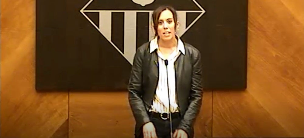 Foto portada: l'alcaldessa de Sabadell, a la sala de plens, en roda de premsa telemàtica, aquest diumenge.