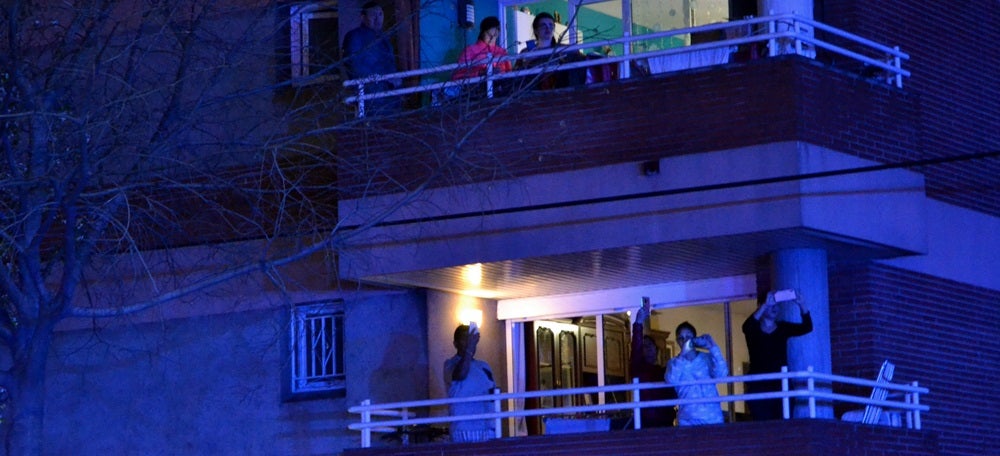 Veïns de la Gran Via, aplaudint i gravant l'escena. Autor: J.d.A 