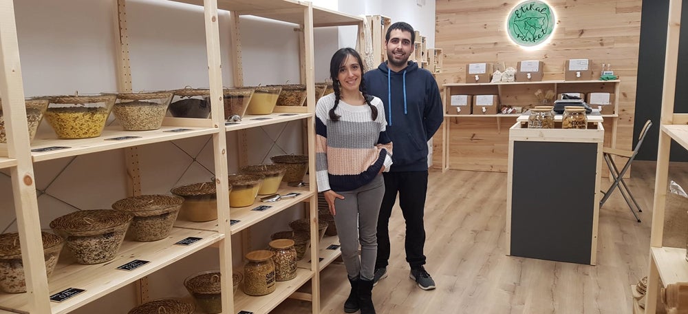 Foto portada: els germans Àlex i Vanessa Fàbrega a l'interior de la botiga aquest dijous. Autor: Cedida.