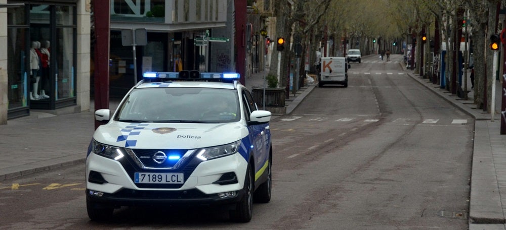 Foto portada: un vehicle de la Policia Municipal, difonent el missatge. Autor: David B.