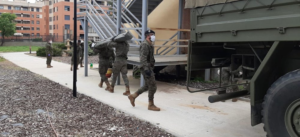 El campament plantat per l'exèrcit aquest divendres en una residència de Castellarnau. Autor: Xavi Hurtado.