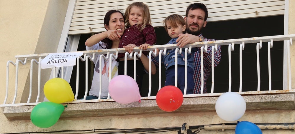 Pla general de la família del petit Àlex el dia del seu aniversari el 19 de març de 2020 (Horitzontal).