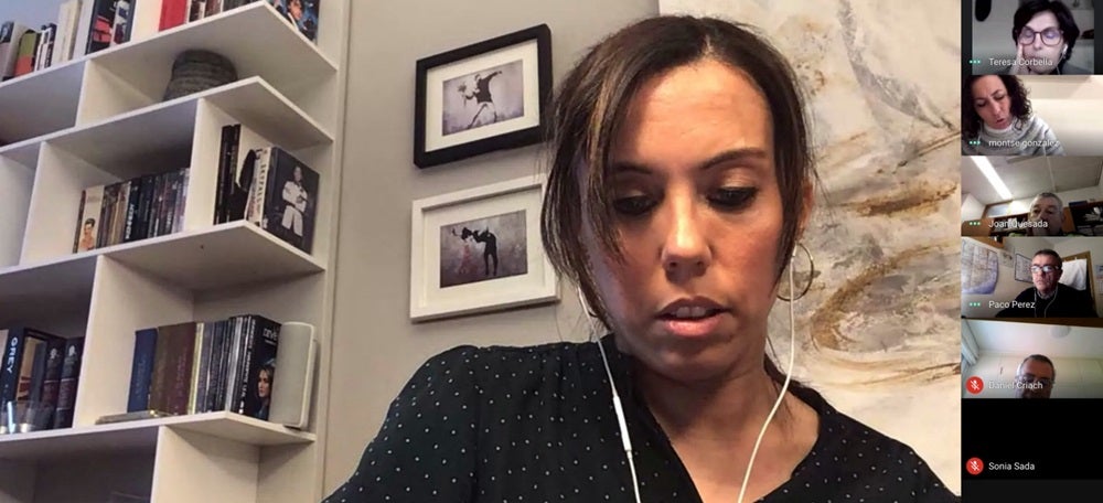 L'alcaldessa de Sabadell, Marta Farrés, al seu domicili durant la reunió del comitè de crisi telemàtica. Autor: cedida. 