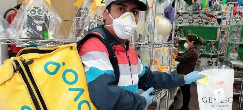 Foto portada: un 'rider' de Glovo, a Genescà. Font: Instagram.