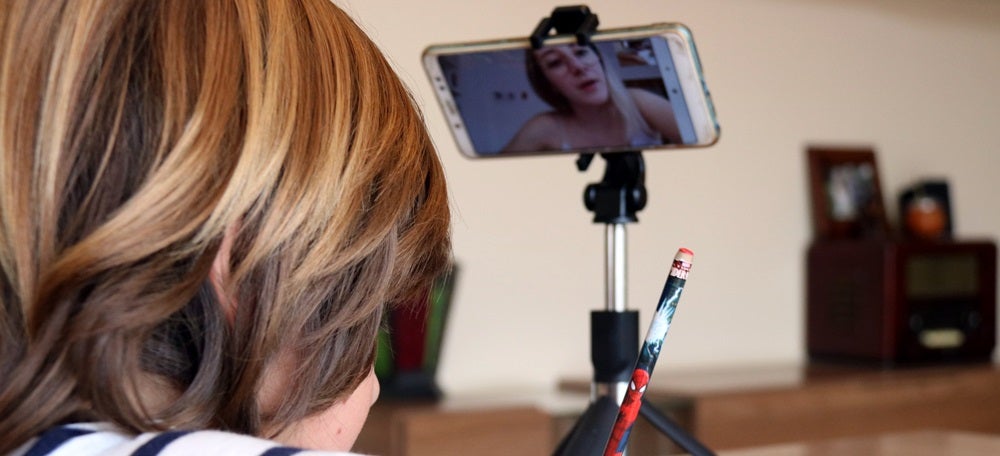 Pla escorç d'un infant fent una classe de matemàtiques per videoconferència. Imatge del mes d'abril de 2020. (Horitzontal)