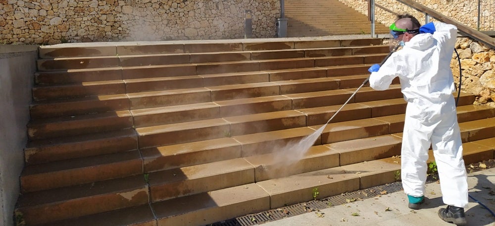 Foto portada: un operari netejant aquest diumenge les escales del parc de Can Gambús. Autor: Aj. Sabadell via Twitter.