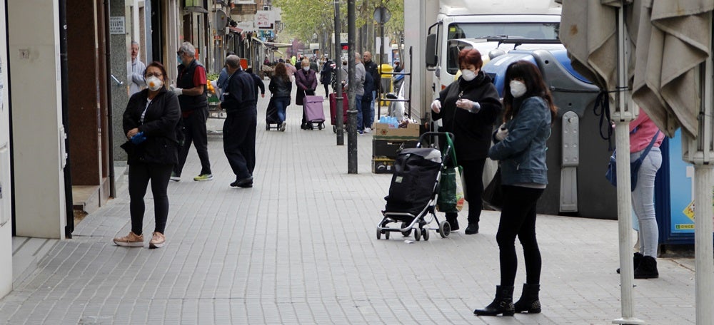 Foto portada: ciutadans a l'avinguda de Matadepera, aquest dimarts al matí. Autor: R.B / cedida. 