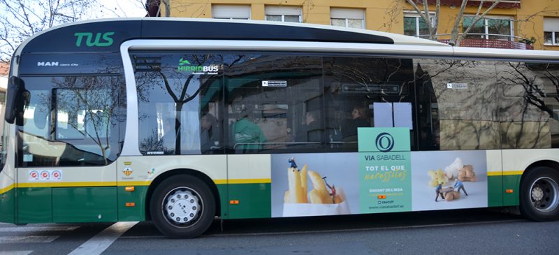 Autobús circulant per l'avinguda de Barberà. Autor: David B.