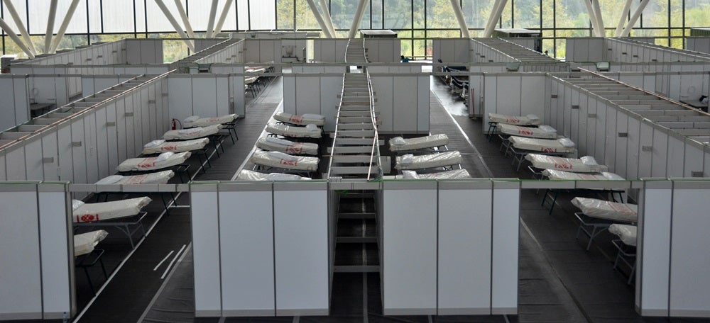 Foto portada: l'hospital temporal, ja amb tots els llits. Autor: David B. 