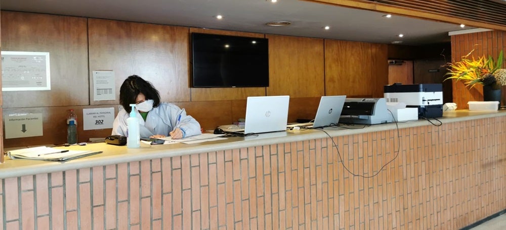 La recepció de l'hotel Verdi, reconvertit en hospital temporal. Autor: @parctauli via Twitter. 