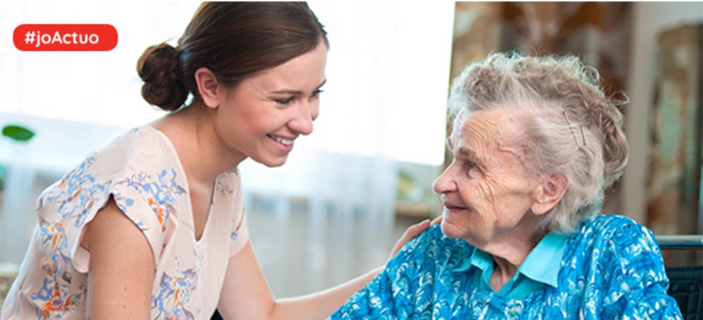 Foto portada: personal atenent a una dona en una residència. Autor: AMIC