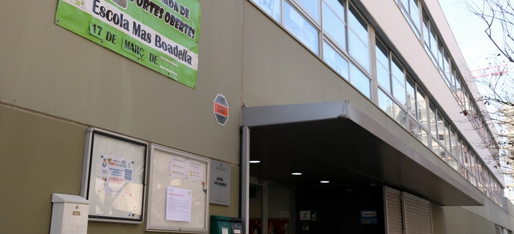 Imatge de l'exterior de l'escola Mas Boadella de Sabadell que Educació ha tancat pel coronavirus. Imatge del 12 de març de 2020. (Horitzontal)