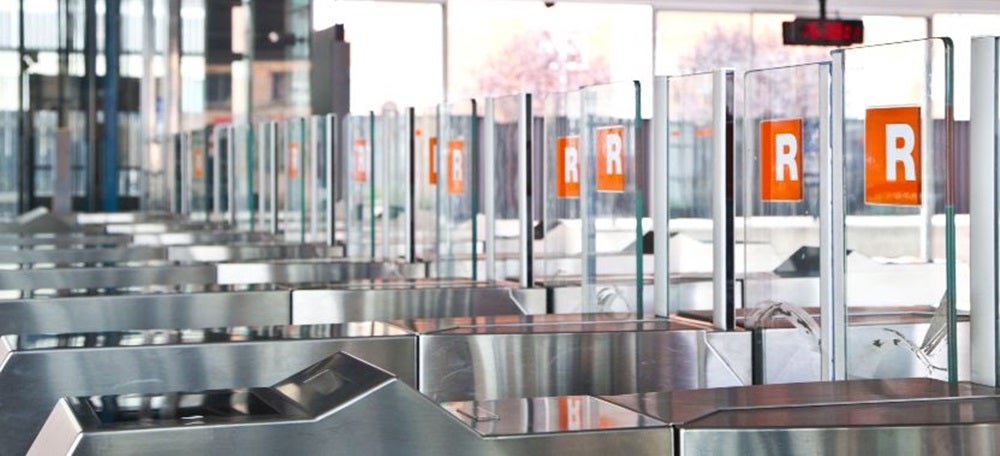 Foto portada: torns d'entrada en una estació de ferrocarril. Autor: Rodalies via Twitter.