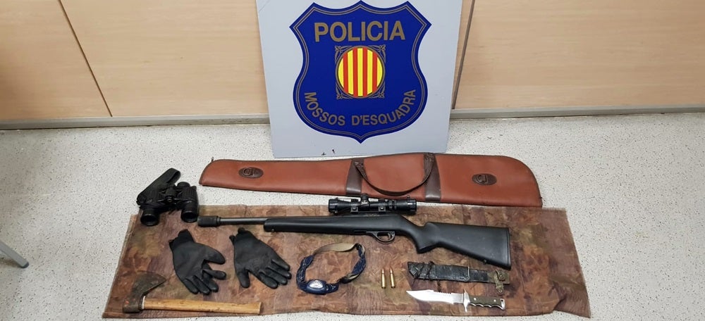 Foto portada: material que portava el caçador caçat pels Mossos. Autor: @mossos via Twitter. 