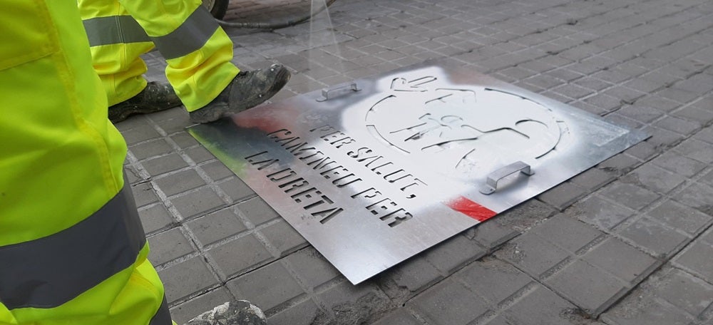 Foto portada: operaris pintant les senyals a terra. Autor: @Aj_Sabadell via Twitter. 