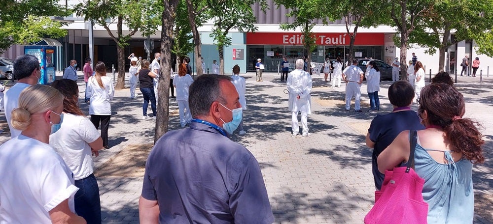 Foto portada: concentració aquest migdia davant l'hospital Parc Taulí de Sabadell. Autor: T.M / cedida.