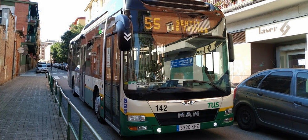 Foto portada: un autobús, al barri de Can Rull. Autor: J.d.A. 