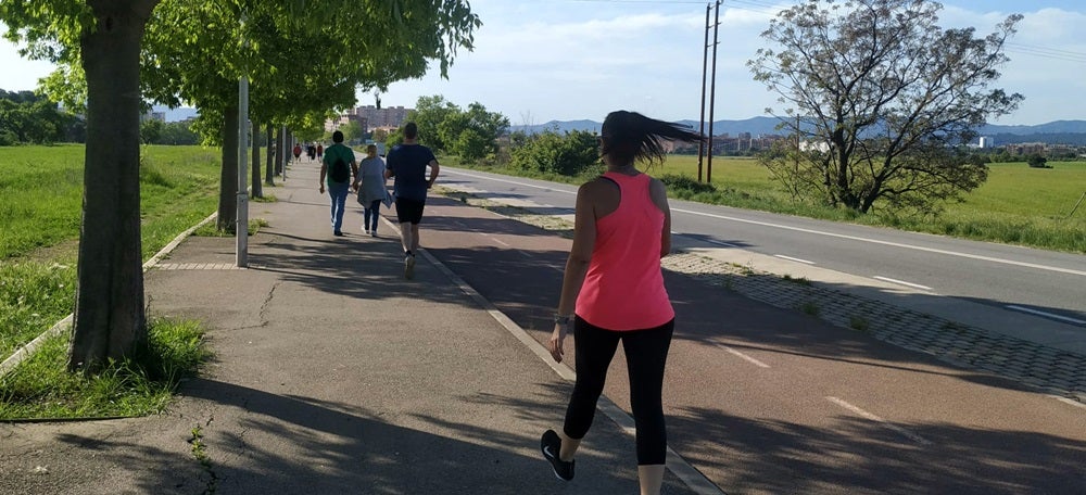 Foto portada: esportistes a la carretera de Matadepera, aquest matí. Autor: J.d.A.