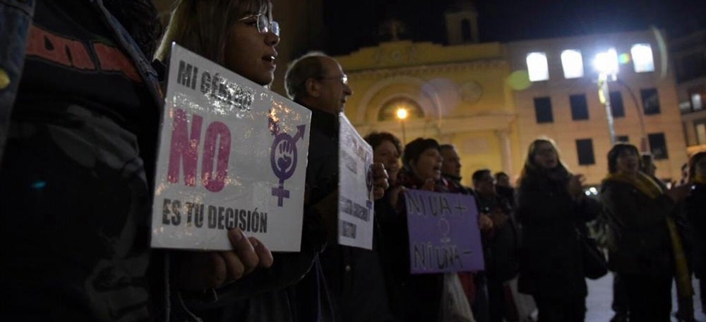 Foto portada: un moment de la concentració, aquest vespre. Autor: R.B / cedida. 