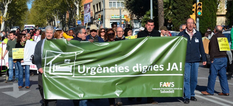 Foto portada: manifestació veïnal per la millora de les urgències. Autor: David B. 