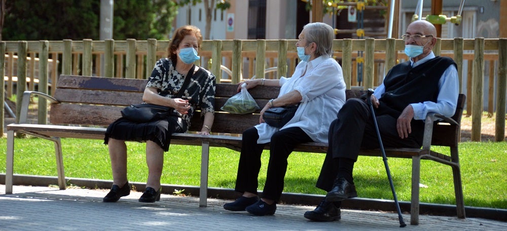 Foto portada: gent gran, asseguda a la plaça de les Dones del textil, abans plaça Marcet. Autor: David B. 