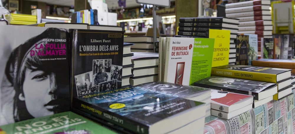 Foto portada: llibres a la llibreria Paes. Autor: David B.