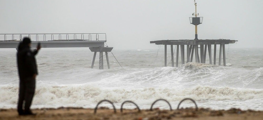 Foto portada: el pont del petroli de Badalona, destrozado por el temporal Gloria. 