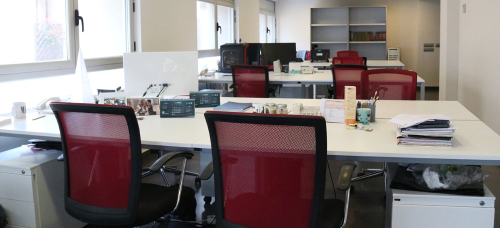 Pla general de la sala principal del coworking CÃ¨ntric de Sabadell completament buit. Imatge del mes de maig de 2020. (Horitzontal)