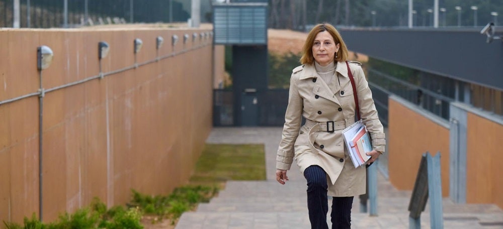 Foto portada: Forcadell, sortint de la presó. Autor: @carmeforcadell via Twitter. 